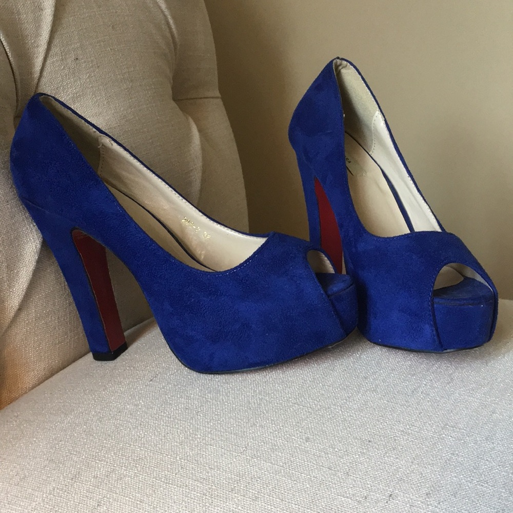 Royal blue high heels 👠